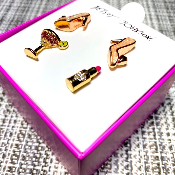 BRAND NEW Betsey Johnson 2 pairs of gold toned stud earrings ❤️ - Picture 5 of 8